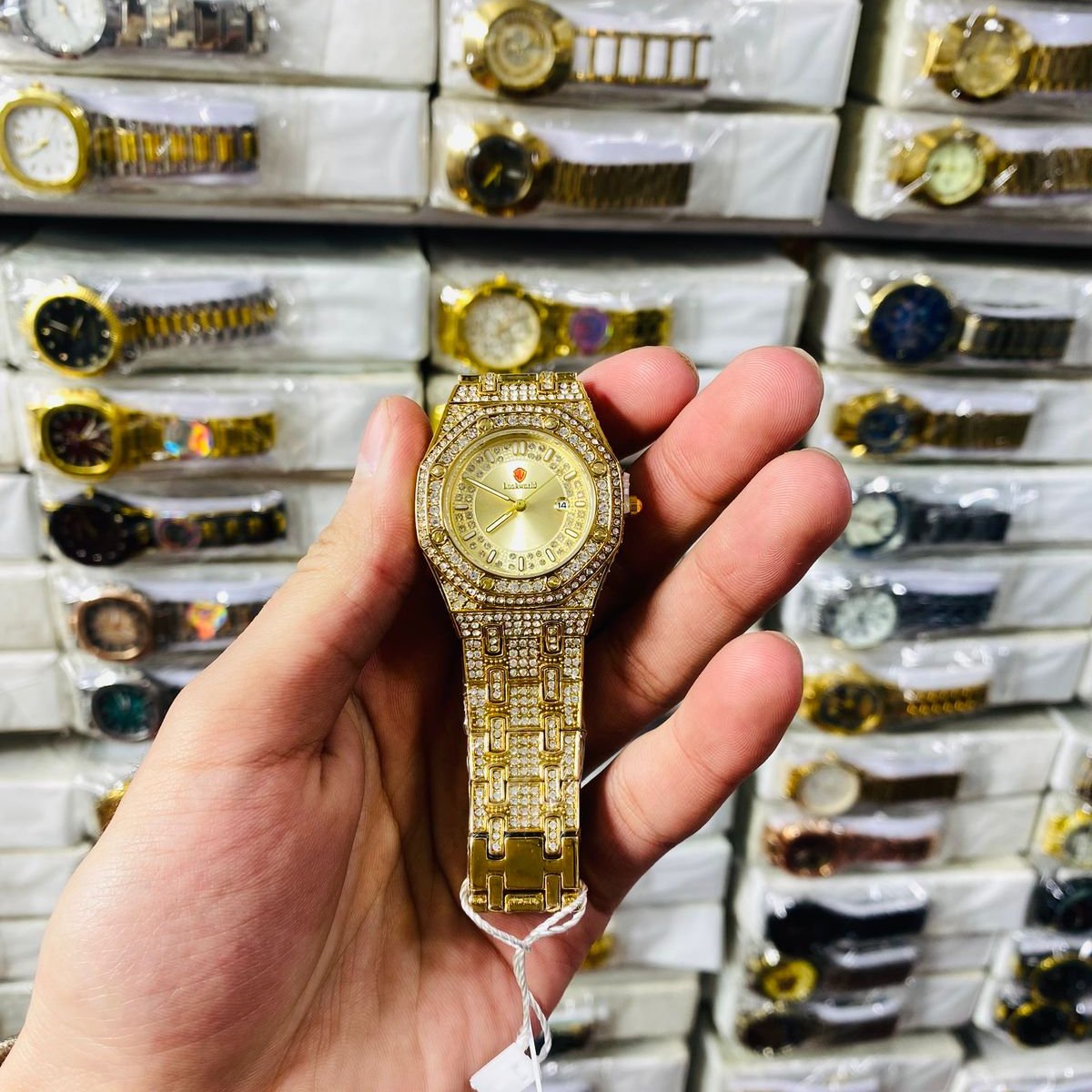 Luxury Gold Diamond-Studded Wrist Watch - Image 5