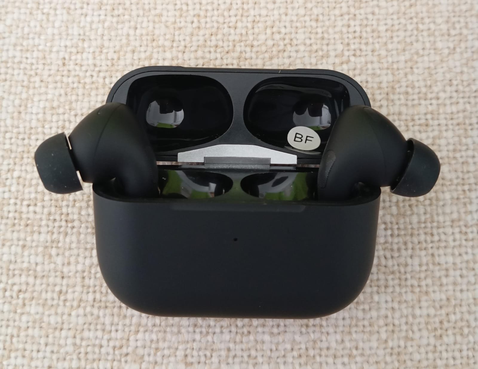 Pro 2 Earbuds in Black - Image 4