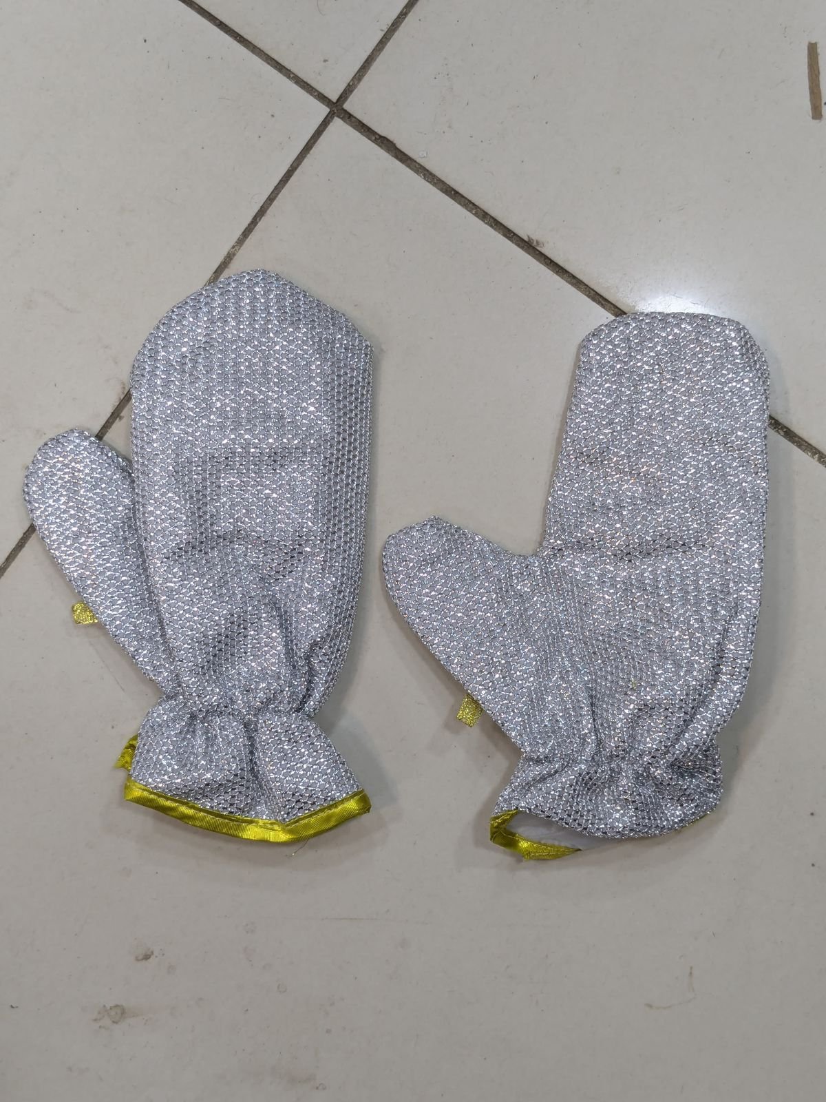 Title: Heavy-Duty Silver Heat-Resistant Oven Mitts - Image 5